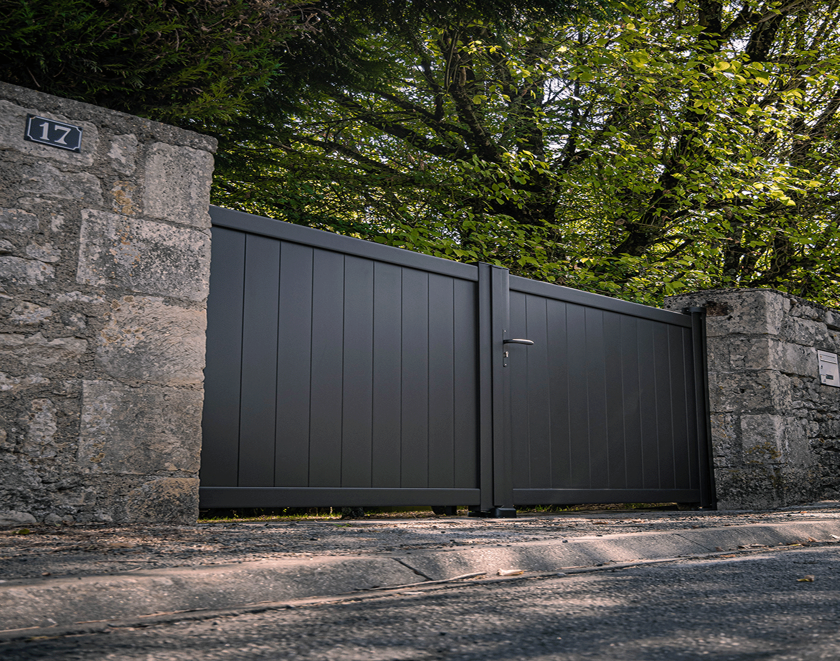 Portail aluminium battant Eben par kostum